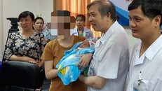 Giám đốc BV Phụ sản Trung ương Vũ Bá Quyết chung vui với mẹ bệnh nhi Nguyễn Vân Đ. trong ngày cháu bé được xuất viện