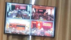 Chủ tịch tỉnh Nghệ An đang phát biểu thì các cán bộ huyện Thanh Chương đã rời phòng làm việc. Ảnh: Chụp màn hình. 