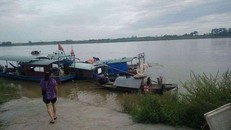 Khúc sông Hồng, đoạn chảy qua xã Vạn Phúc, nơi có người trình báo thấy nữ nhà báo dưới sông.