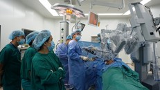 Bệnh viện Chợ Rẫy dùng robot cắt thận từ người cho còn sống ghép cho người suy thận. Ảnh: Hạnh Nguyễn