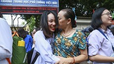 Thí sinh Hà Nội thi vào THPT được người thân chúc mừng sau khi hoàn thành bài thi