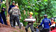 Lực lượng cứu hộ tìm cách giải cứu các thành viên đội bóng mắc kẹt trong hang Tham Luang ở tỉnh Chiang Rai, Thái Lan ngày 2/7. (Ảnh: THX/TTXVN)