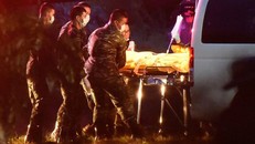 Những cậu bé được giữ ấm cơ thể trên đường di chuyển tới bệnh viện.