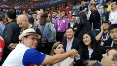 Hai nhân vật được cho là hai anh em ông Thaksin trên khán đài ở World Cup 2018 tại Nga (Nguồn: Twitter)