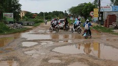 Đường dân sinh xuống cấp khiến người dân gặp nhiều khó khăn khi đi lại