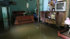 Bên trong một căn nhà bị ngập nước ở thôn Bùi Xá (Xuân Mai, Chương Mỹ, Hà Nội).