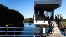 Nhà trên cầu Meeuwenpleinbrug, xây dựng từ năm 1960 tọa lạc tại phía Bắc Amsterdam.