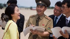 Các quan chức Triều Tiên đang kiểm tra danh tính một nữ phóng viên Hàn Quốc khi cô đến sân bay quốc tế Sunan tại Bình Nhưỡng