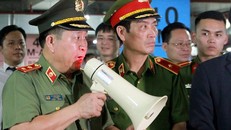 Ông Bùi Văn Thành trong một lần kiểm tra PCCC ở Hà Nội. Ảnh: ZIng