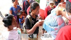 Người dân Sanamxay nhận hàng cứu trợ