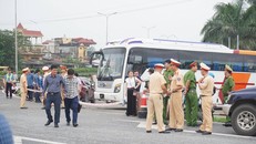 Lực lượng chức năng có mặt tại hiện trường để phục vụ công tác thực nghiệm hiện trường vụ tai nạn 