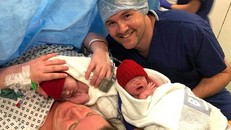 Giây phút cặp song sinh chào đời. Ảnh: SWNS