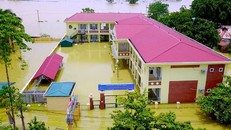 Toàn cảnh Trường tiểu học và trường mầm non Nam Phương Tiến A ngập trong biển nước (Ảnh: Trần Thường)