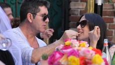 Tại một nhà hàng sang trọng ở Beverly Hills rất đông thực khách, Laura rất hạnh phúc khi được bạn trai bón cho miếng khoai tây chiên.