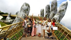 Lần đầu tới Việt Nam, đoàn hoa hậu thế giới mê mẩn trước Cầu Vàng 