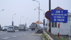 Lún nứt xẻ rãnh, cầu Thăng Long gắn biển báo 'không êm thuận'