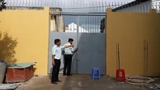 Cổng vào các phân trại của cơ sở cai nghiện dù khá kiên cố nhưng vẫn chưa an toàn.