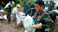 Bộ đội giúp dân ngăn nước sông Nhuệ tràn bờ ở Hà Nội năm 2013. Ảnh: Bá Đô.