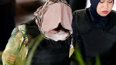 Đoàn Thị Hương được áp giải tới tòa thượng thẩm Shah Alam sáng nay. Ảnh: Reuters.