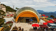 Độc đáo nhà hàng có thiết kế như thùng bia khổng lồ bằng vàng trên đỉnh núi Chúa