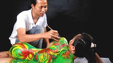 Họa sỹ Ngô Lực trong một lần vẽ với người mẫu