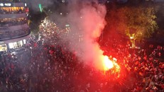 CĐV 'thắp lửa' hồ Gươm dưới mưa sau 'siêu phẩm' của Minh Vương