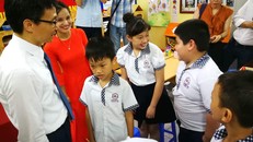 Phó Thủ tướng Vũ Đức Đam ân cần hỏi han học sinh trường Tiểu học Thanh Trì