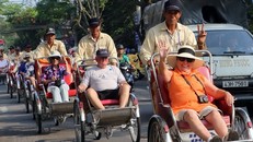 Du khách Pháp đi xích lô tham quan thành phố Đà Nẵng. (Ảnh: Trần Lê Lâm/TTXVN)