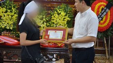 Ông Nguyễn Hoàng Phúc thay mặt Bộ Y tế trao kỷ niệm chương Vì sức khỏe nhân dân cho gia đình anh Nguyễn Xuân Hải. Ảnh: H.D.D