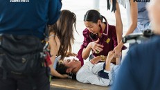 Thanh Vy được các thí sinh khác chăm sóc sau khi ngất. 