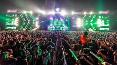 Hàng nghìn khán giả, phần lớn là những bạn trẻ cùng nhau đứng và lắc nhảy điên cuồng theo điệu nhạc