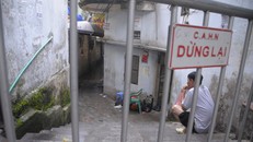 Lối xuống khu nhà trọ ông Nguyễn Thế Hiệp bị phong tỏa để phục vụ cho công tác điều tra. Ảnh: Thành An