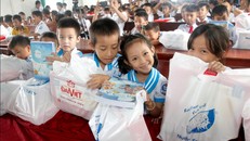 Những gương mặt hân hoan của các em học sinh khi được nhận quà