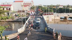 Lực lượng CSGT tổ chức phân luồng phương tiện tại huyện Kim Sơn, tỉnh Ninh Bình sáng 26/9. Ảnh: Hồng Phú