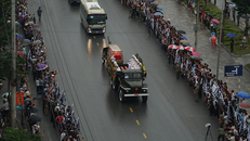 Người dân Ninh Bình đội mưa, xếp hàng dài đón linh cữu Chủ tịch nước