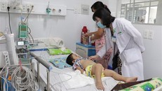 Bác sỹ chăm sóc cho bệnh nhân mắc bệnh tay chân miệng tại tỉnh Bến Tre. (Ảnh: Huỳnh Phúc Hậu/TTXVN)