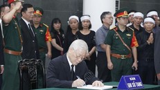 Tổng Bí thư Nguyễn Phú Trọng ghi sổ tang đồng chí Đỗ Mười.