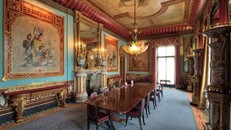 Anh bắt đầu trùng tu Điện Buckingham trong thời gian kéo dài 10 năm