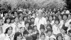 Nguyên Tổng Bí thư Đỗ Mười thời kỳ làm Chủ tịch Hội đồng Bộ trưởng gặp gỡ thiếu nhi Hà Nội và Thái Bình nhân dịp các cháu vào viếng lăng Bác và thăm Bảo tàng Hồ Chí Minh, ngày 19/5/1990. (Ảnh: tư liệu)