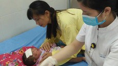 Bé một tháng tuổi bị viêm da chảy mủ do tắm lá thuốc