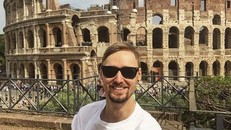 Chàng trai trẻ người Anh tới tham quan Đấu trường La Mã ở Italy.