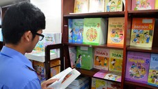 Phụ huynh lựa mua sách giáo khoa cho con tại nhà sách ở TP HCM Ảnh: TẤN THẠNH