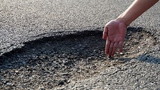 Một ổ gà rộng 50 cm, sâu gần 10 cm. Ảnh: Hiếu Thanh.