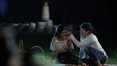 Một cảnh trong MV "Nụ cười dưới mưa"