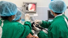 Các bác sĩ thực hiện thủ thuật nội soi gắp cây tăm.
