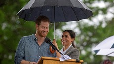 Harry và Meghan tham dự một sự kiện ở Dubbo, Australia hôm 17/10. Ảnh: Reuters