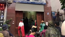 Nhiều người thân tập trung tại phòng khám nơi bé B. được tiêm truyền sáng 17-10