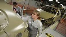 Nữ công nhân làm việc tại một nhà máy sản xuất ôtô. (Nguồn: AFP)