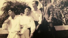 ổng Bí thư, Chủ tịch nước Nguyễn Phú Trọng là cựu sinh viên Khoa Ngữ Văn, Đại học Tổng hợp Hà Nội (người đứng thứ hai từ trái sang, chụp tháng 2.1965 ở ký túc xá Mễ Trì, Hà Nội - ảnh phóng viên chụp lại từ Phòng Truyền thống của Đại học Quốc gia Hà Nội).