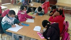 Cám cảnh mang khẩu trang trong lớp, học sinh đồng loạt nghỉ học